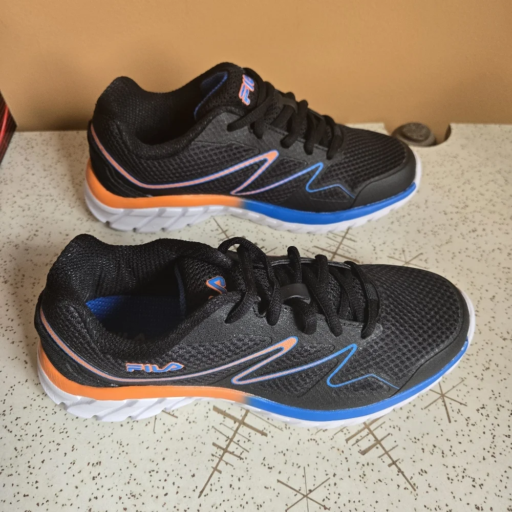 FILA Panorama 9 NWOT Sneakers, Size 5